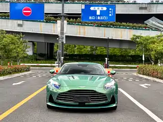 Aston Martin DB12 2025