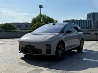 Li Auto Li i8 2025