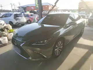 Lexus ES 2020