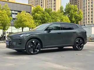 Volvo XC70 Plug-in Hybrid 2025