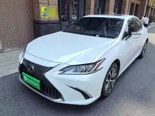 Lexus ES 2020