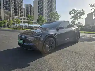 Tesla Model Y 2025