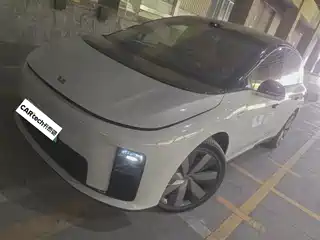 Li Auto Li i8 2025