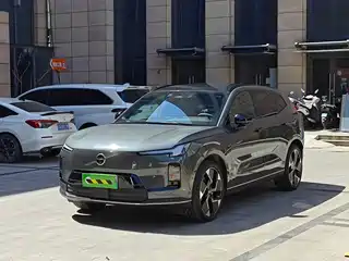Volvo XC70 Plug-in Hybrid 2025