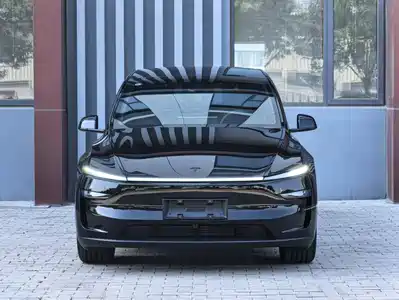 Tesla Model Y L 2025
