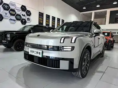Lynk & Co 900 2025