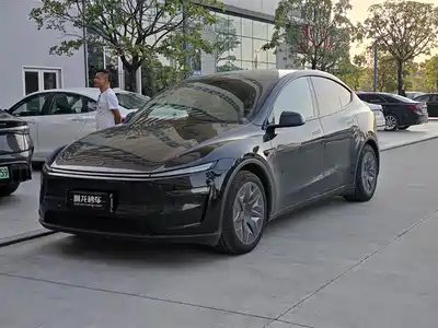 Tesla Model Y L 2025