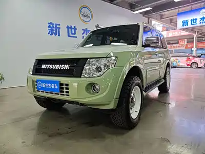 Mitsubishi Pajero (Import) 2015