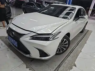 Lexus ES 2025