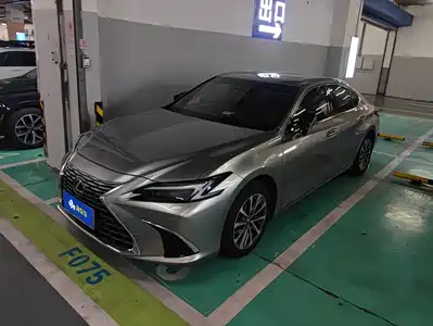 Lexus ES 2025