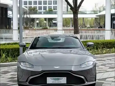 Aston Martin V8 Vantage 2021
