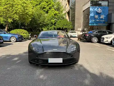 Aston Martin DB11 2021