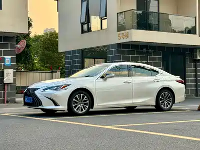 Lexus ES 2022
