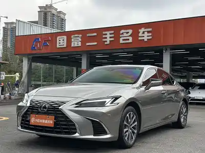 Lexus ES 2025