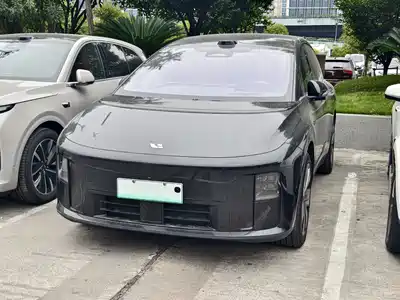 Li Auto i8 2025