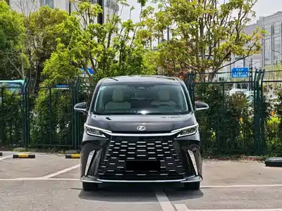 Lexus LM 2025