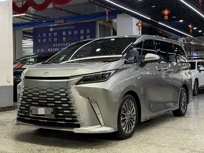 Lexus LM 2025