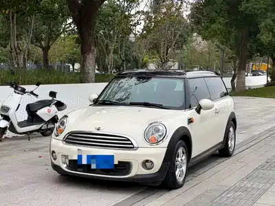 MINI CLUBMAN 2012