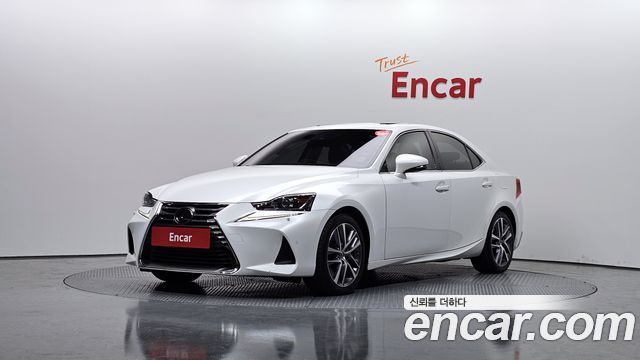 Lexus IS 2019