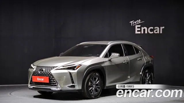 Lexus UX 2025