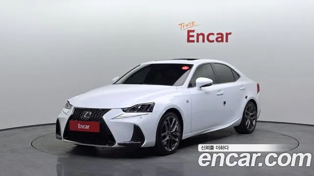 Lexus IS 2019