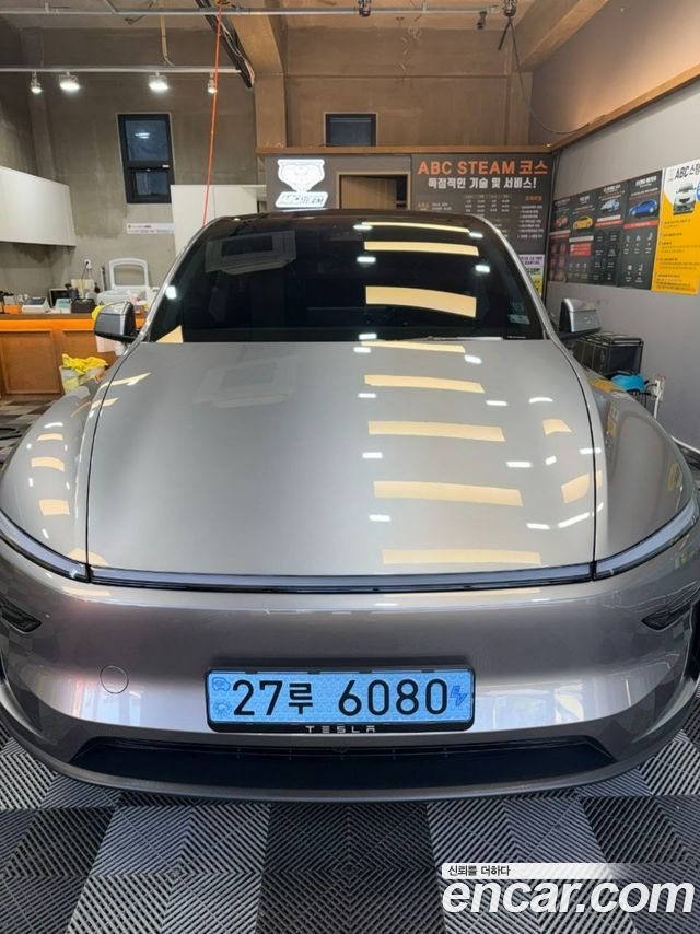 Tesla Model Y 2025