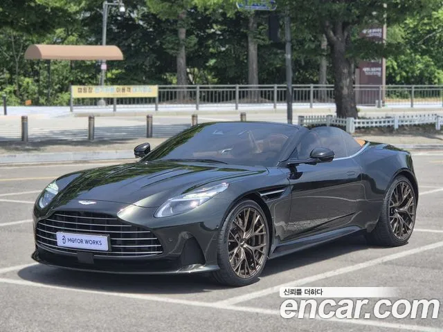 Aston Martin DB12 2025