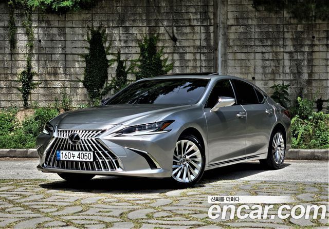 Lexus ES 2025