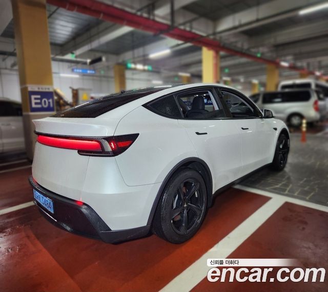 Tesla Model Y 2025