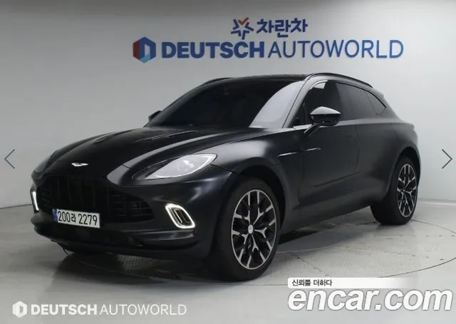 Aston Martin DBX 2021