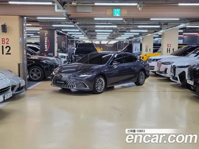 Lexus ES 2025
