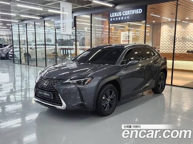 Lexus UX 2025
