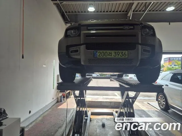 Land Rover Defender 2025