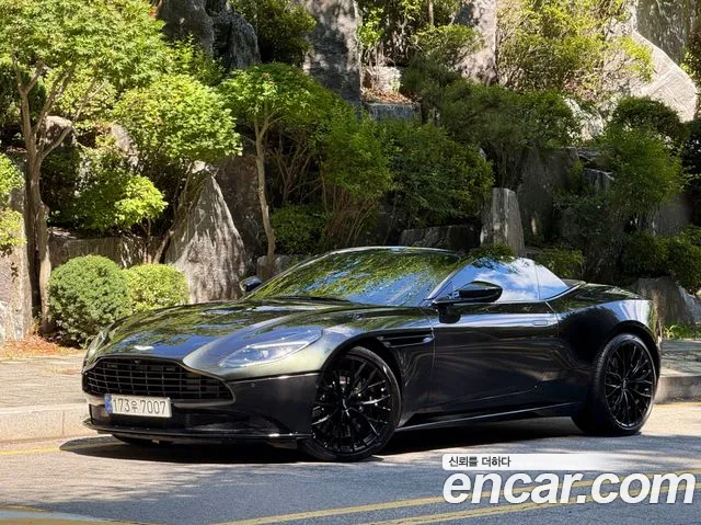 Aston Martin DB11 2023