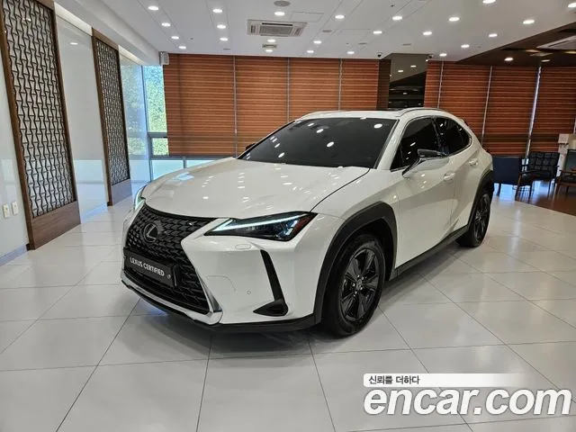 Lexus UX 2025