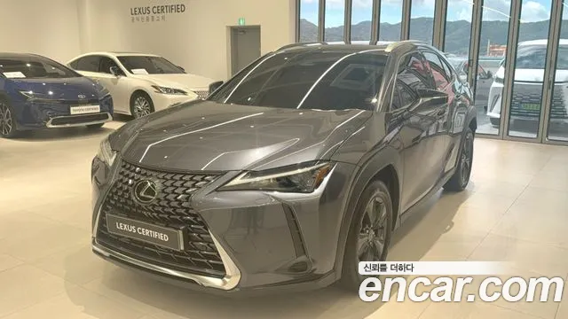 Lexus UX 2025