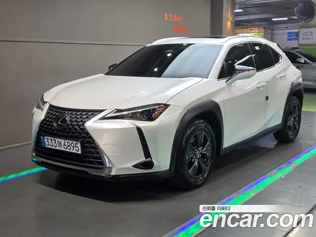 Lexus UX 2025
