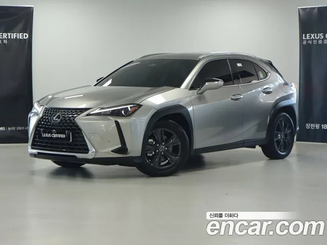 Lexus UX 2025